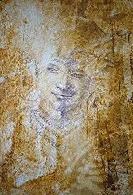 Gemälde in Mischtechnik  in goldenen und gelben Strukturen mit weiblichem lächelnden Gesicht, ispiriert 
      durch indische Tempelfresken